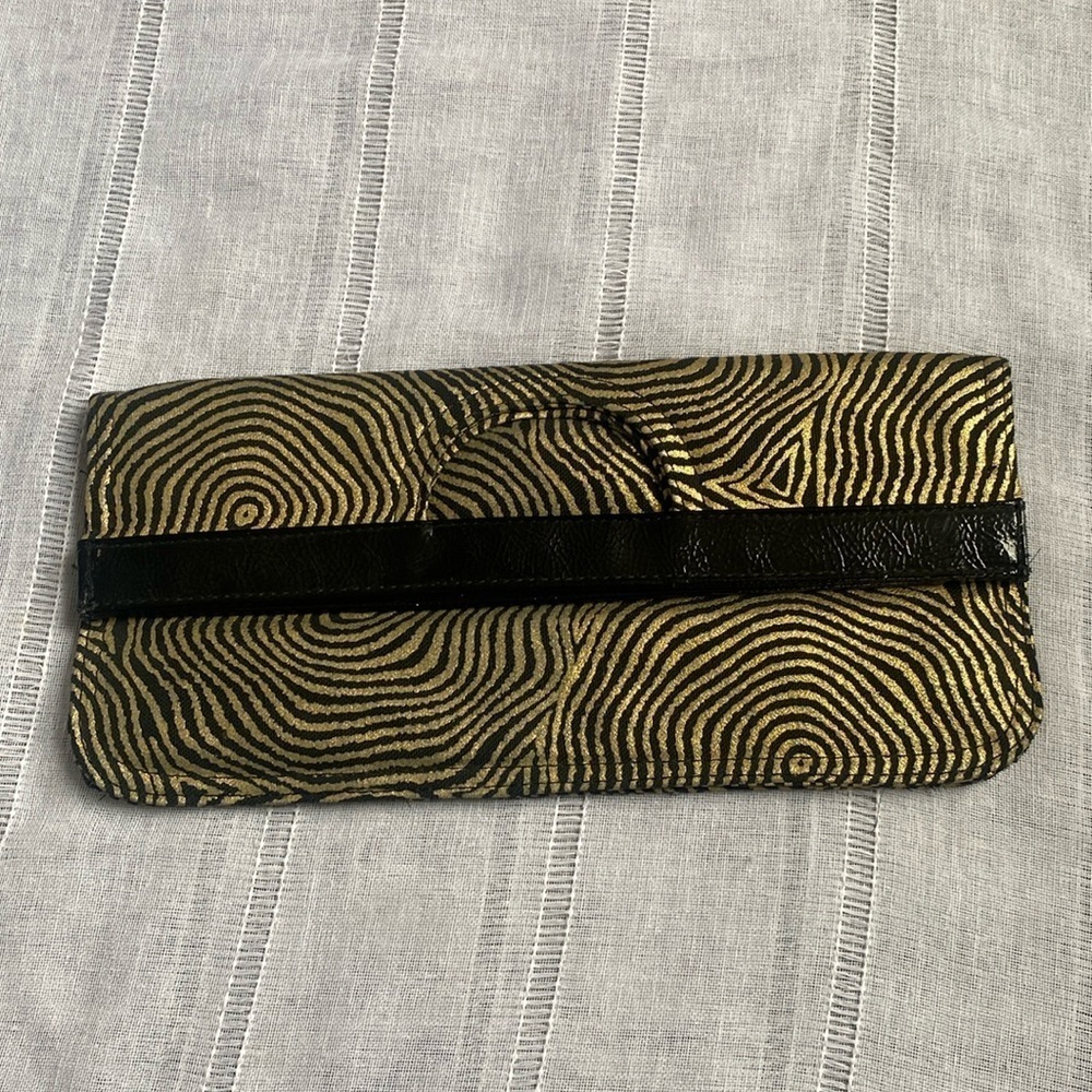 Amici Accessories retro clutch purse in gold metallic and black.